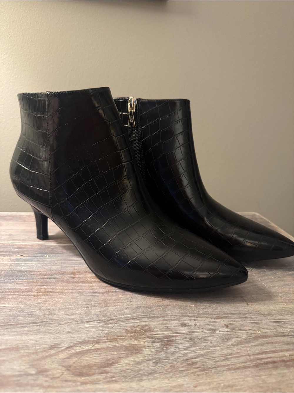 AEROSOLES Black Croc-Embossed Pointed Toe Kitten Heel Ankle Booties
